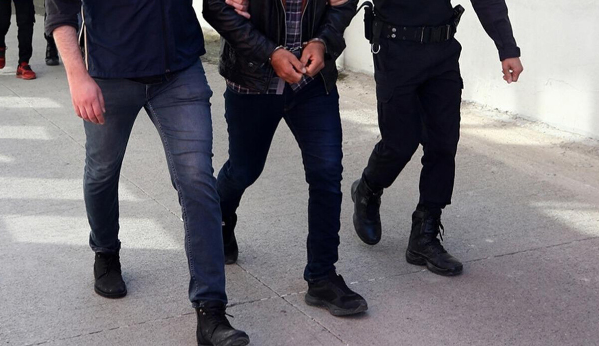 Son dakika! İstanbul'da terör örgütü DHKP-C'ye operasyon: 4 gözaltı Son dakika! İstanbul'da terör örgütü DHKP-C'ye operasyon: 4 gözaltı