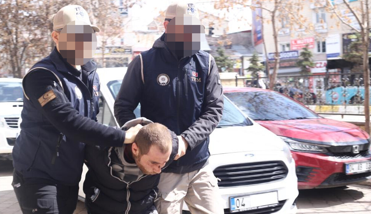 Bombalı eylem yapmak için Türkiye'ye geldi, yakalandığı gibi tutuklandı Bombalı eylem yapmak için Türkiye'ye geldi, yakalandığı gibi tutuklandı