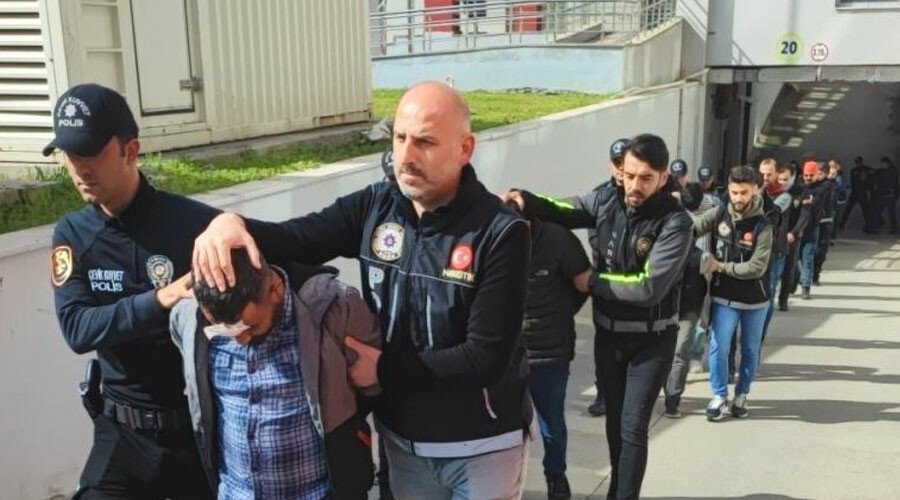 Adana’da Kökünü Kurutma Operasyonu: 122 torbacı tutuklandı Adana’da Kökünü Kurutma Operasyonu: 122 torbacı tutuklandı
