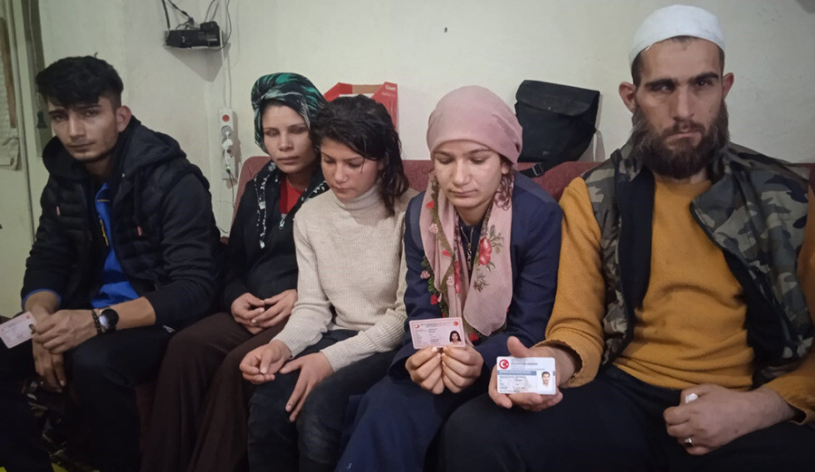 Bakanlık 'haymatlos' kimliği verdi: 8 kişilik 'hayalet' aile ne okula gidebiliyor, ne iş bulabiliyor Bakanlık 'haymatlos' kimliği verdi: 8 kişilik 'hayalet' aile ne okula gidebiliyor, ne iş bulabiliyor