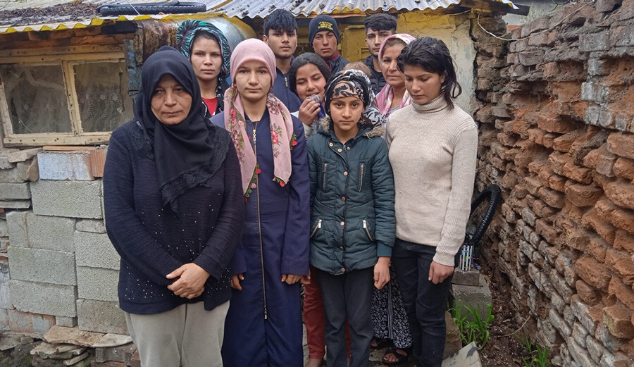 Bakanlık 'haymatlos' kimliği verdi: 8 kişilik 'hayalet' aile ne okula gidebiliyor, ne iş bulabiliyor Bakanlık 'haymatlos' kimliği verdi: 8 kişilik 'hayalet' aile ne okula gidebiliyor, ne iş bulabiliyor