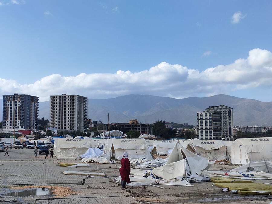 Fırtına Hatay'da çadırları yerinden söktü Fırtına Hatay'da çadırları yerinden söktü