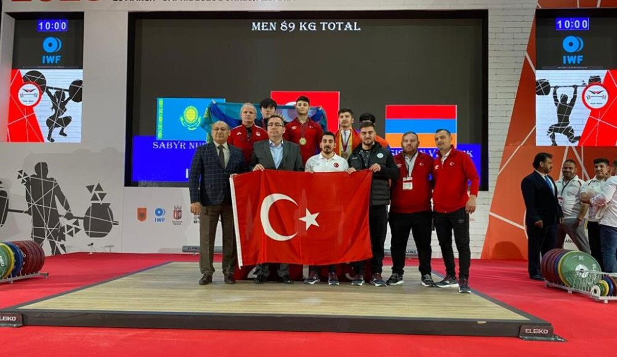 Milli halterci Kerem Kurnaz Yıldızlar Dünya Şampiyonası'nda 2 altın, bir gümüş kazandı Milli halterci Kerem Kurnaz Yıldızlar Dünya Şampiyonası'nda 2 altın, bir gümüş kazandı