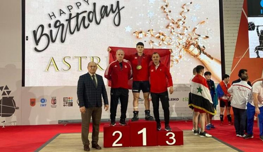 Milli halterci Kerem Kurnaz Yıldızlar Dünya Şampiyonası'nda 2 altın, bir gümüş kazandı Milli halterci Kerem Kurnaz Yıldızlar Dünya Şampiyonası'nda 2 altın, bir gümüş kazandı