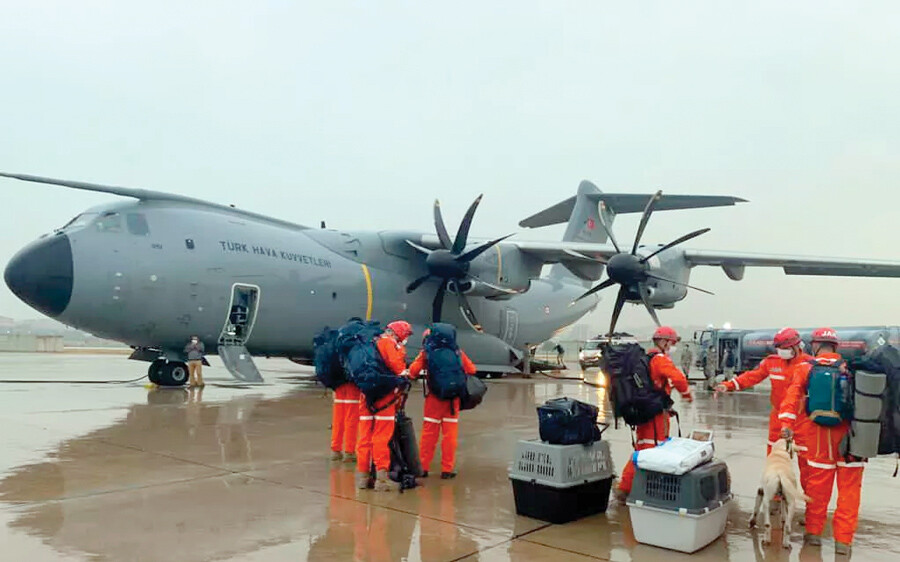 Ölüm emriyle uçtular: Deprem gecesi 10 pilot canı pahasına bölgeye gitmiş