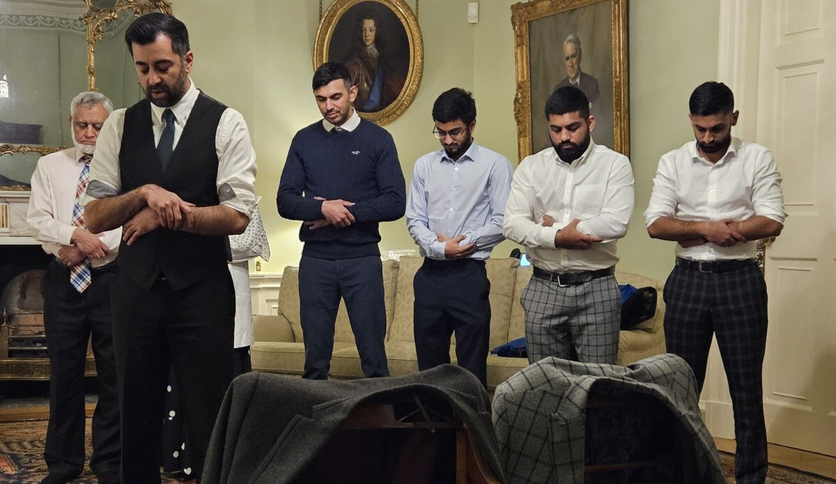 İskoç başbakan bir ilke imza attı… Resmi konutta ilk namazını kıldırdı İskoç başbakan bir ilke imza attı… Resmi konutta ilk namazını kıldırdı