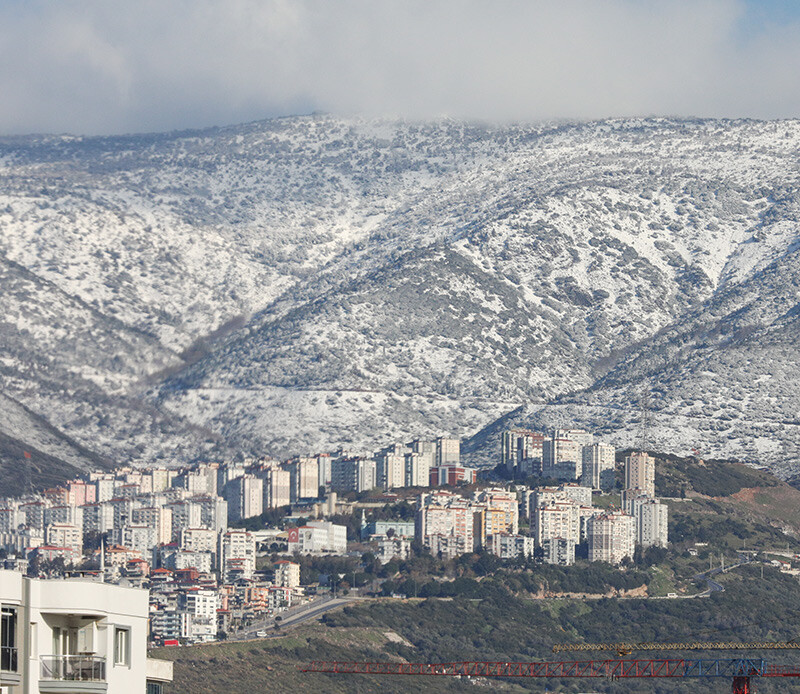 <h3>İZMİR</h3><p>İzmir, Manisa, Denizli ve Uşak'ın yüksek kesimlerinde kar yağışı görülüyor. </p>