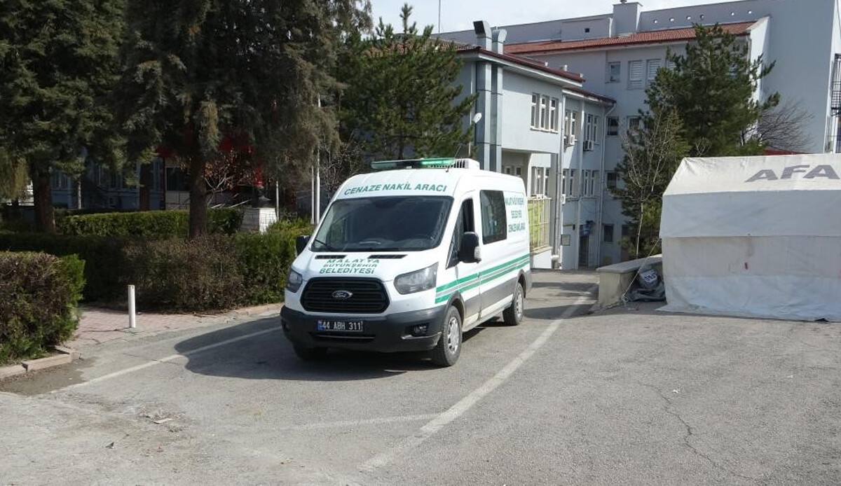 Malatya'da ağabey dehşeti: Bir kardeşini öldürdü, diğerini yaraladı Malatya'da ağabey dehşeti: Bir kardeşini öldürdü, diğerini yaraladı