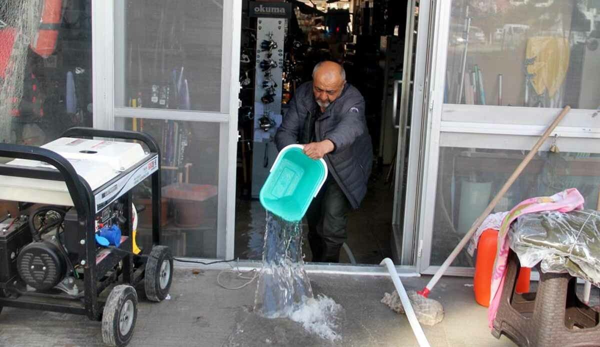 İskenderun'da deniz seviyesi yükseldi, bina ve iş yerleri sular altında kaldı