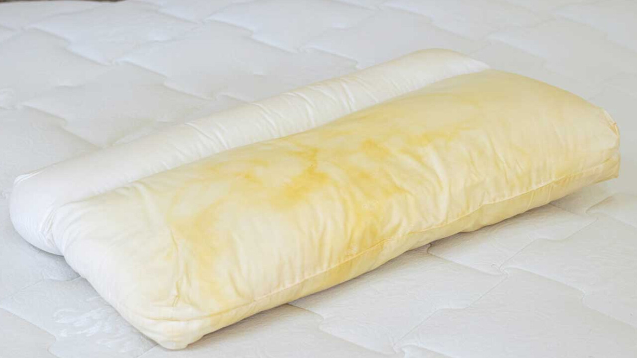 Nevresim, yatak ve yastıklarda oluşan sarı lekelere, bu yöntem ile veda edeceksiniz! Birkaç damlası yeterli