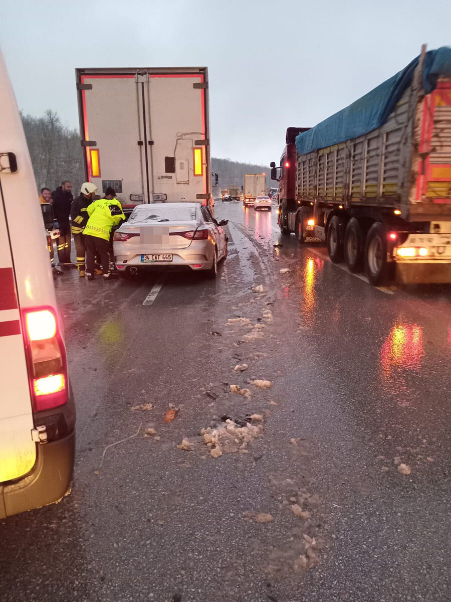Samsun'da 11 araç birbirine girdi: 1'i ağır 17 yaralı var Samsun'da 11 araç birbirine girdi: 1'i ağır 17 yaralı var