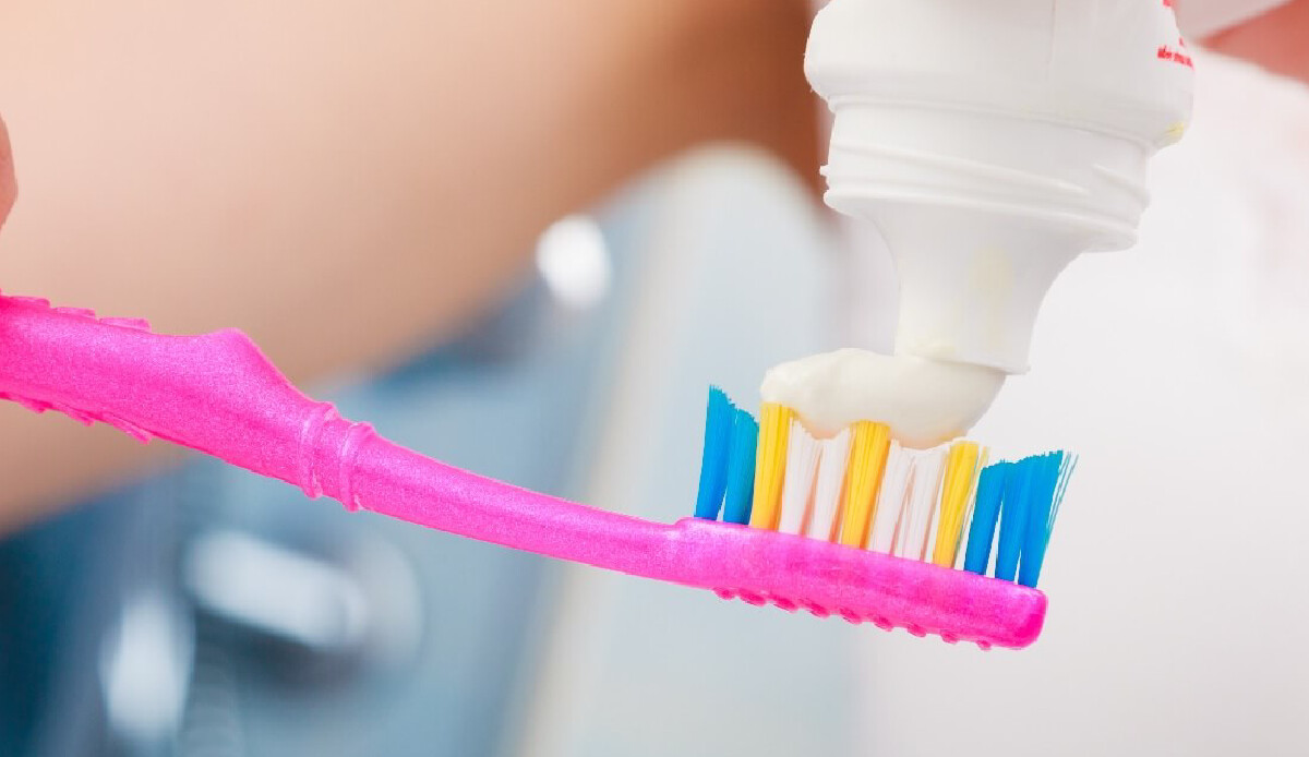 Diş fırçalamadan önce macunu ıslatıyorsanız yandınız; her şeyi yanlış yapıyor olabilirsiniz! Uzmanları açıkladı