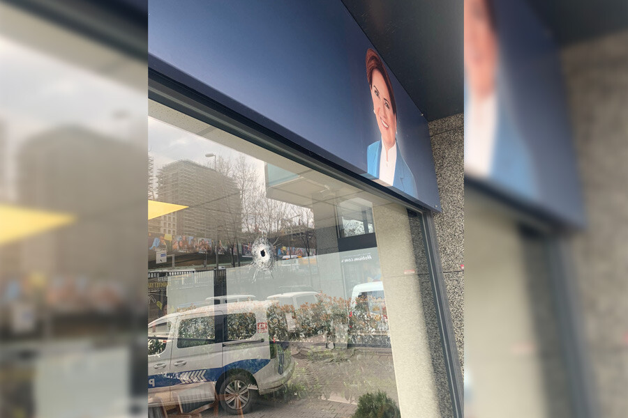 Son dakika! İYİ Parti İstanbul İl Başkanlığına silahlı saldırı: Kurşun cama isabet etti, olay yerine ekipler sevk edildi Son dakika! İYİ Parti İstanbul İl Başkanlığına silahlı saldırı: Kurşun cama isabet etti, olay yerine ekipler sevk edildi