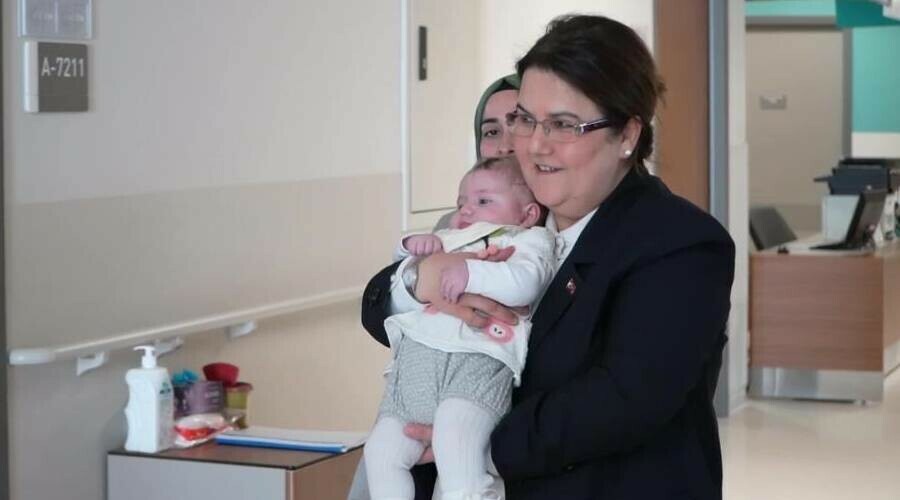 Gizem bebek 54 gün sonra annesine kavuştu Gizem bebek 54 gün sonra annesine kavuştu