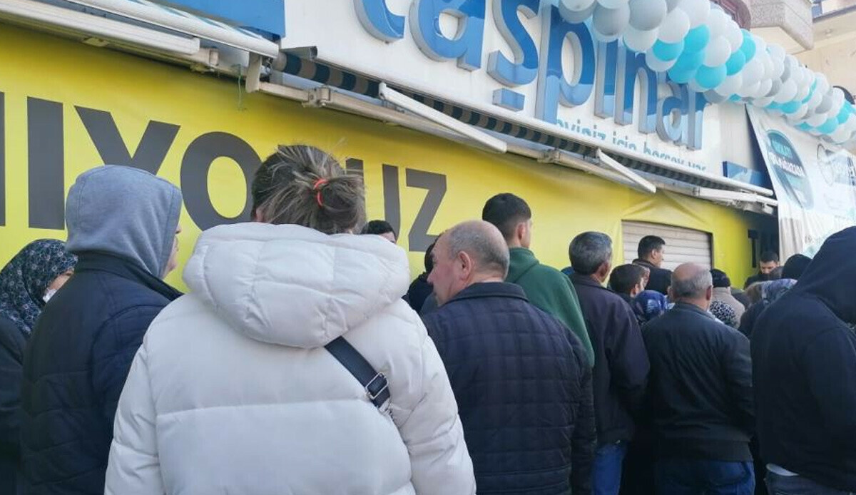 Ankara'da yüzde 50 indirimi izdihama döndü: Mağazada vatandaşlar ile çalışanlar birbirine girdi Ankara'da yüzde 50 indirimi izdihama döndü: Mağazada vatandaşlar ile çalışanlar birbirine girdi