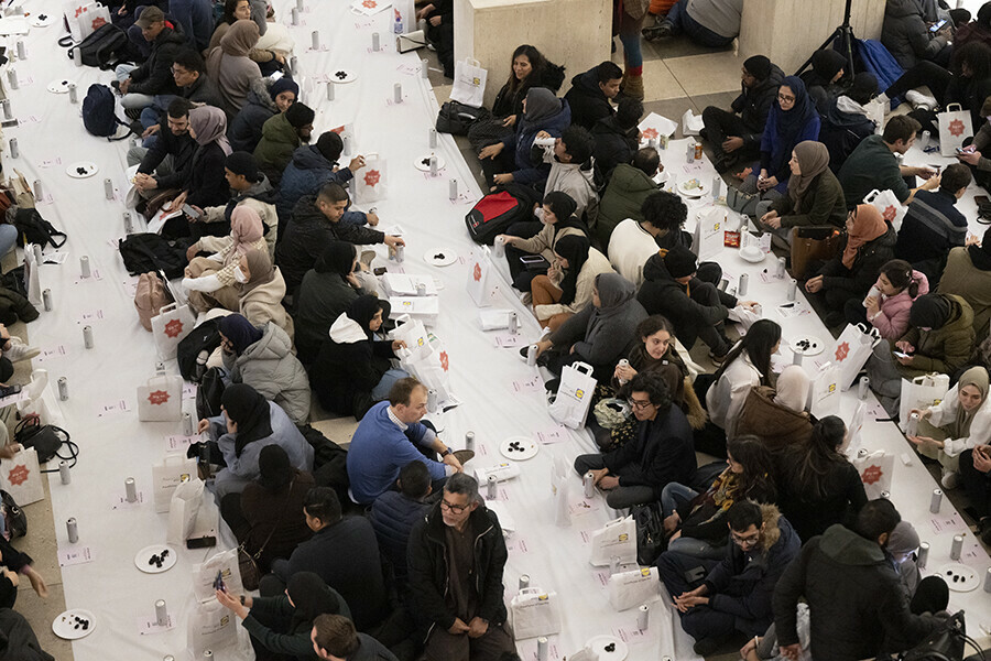 İngiltere'nin ünlü kütüphanesin British Library'de toplu iftar İngiltere'nin ünlü kütüphanesin British Library'de toplu iftar