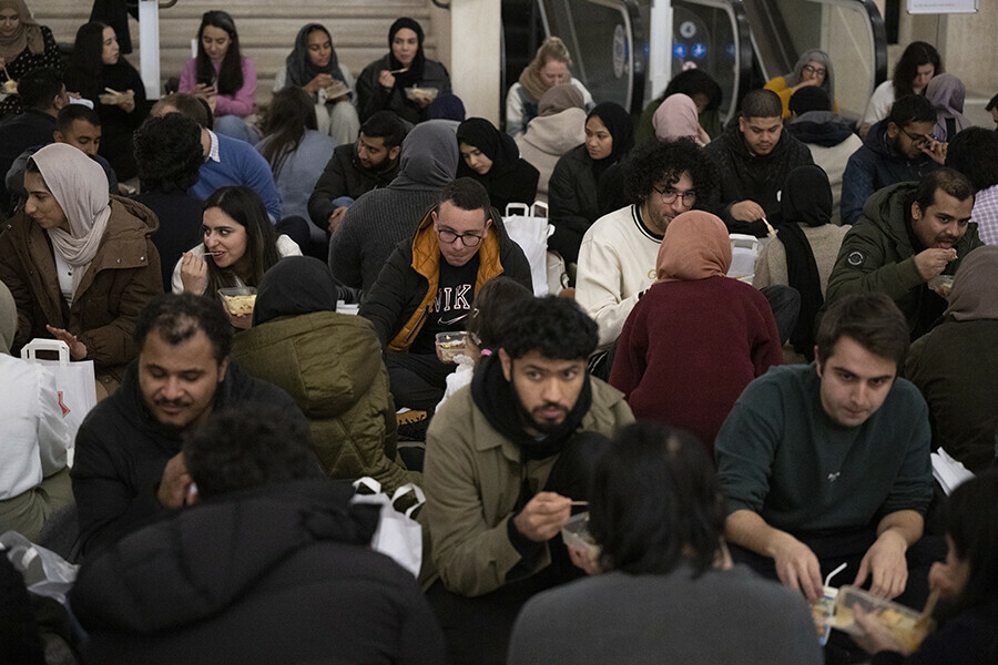 İngiltere'nin ünlü kütüphanesin British Library'de toplu iftar İngiltere'nin ünlü kütüphanesin British Library'de toplu iftar