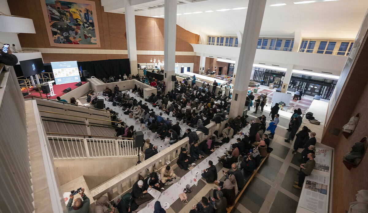 İngiltere'nin ünlü kütüphanesin British Library'de toplu iftar İngiltere'nin ünlü kütüphanesin British Library'de toplu iftar
