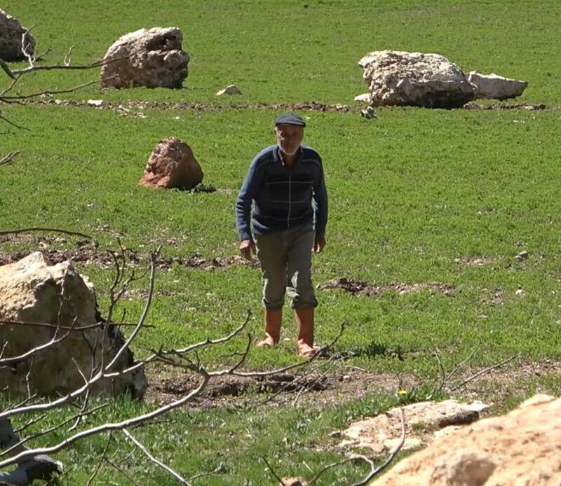 <p>Yamaçtaki ağaçları da yıkıp geçen kayalar, depremin dehşet veren boyunu bir kez daha gösterdi.</p>