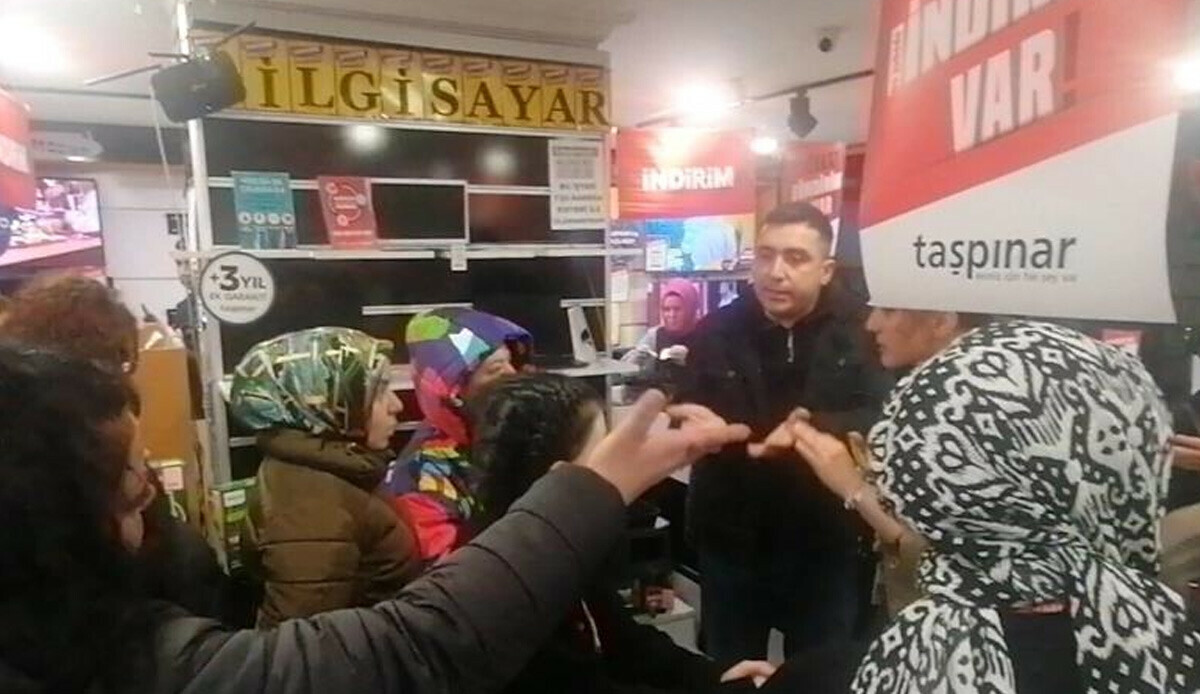 Ankara'da yüzde 50 indirimi izdihama döndü: Mağazada vatandaşlar ile çalışanlar birbirine girdi Ankara'da yüzde 50 indirimi izdihama döndü: Mağazada vatandaşlar ile çalışanlar birbirine girdi