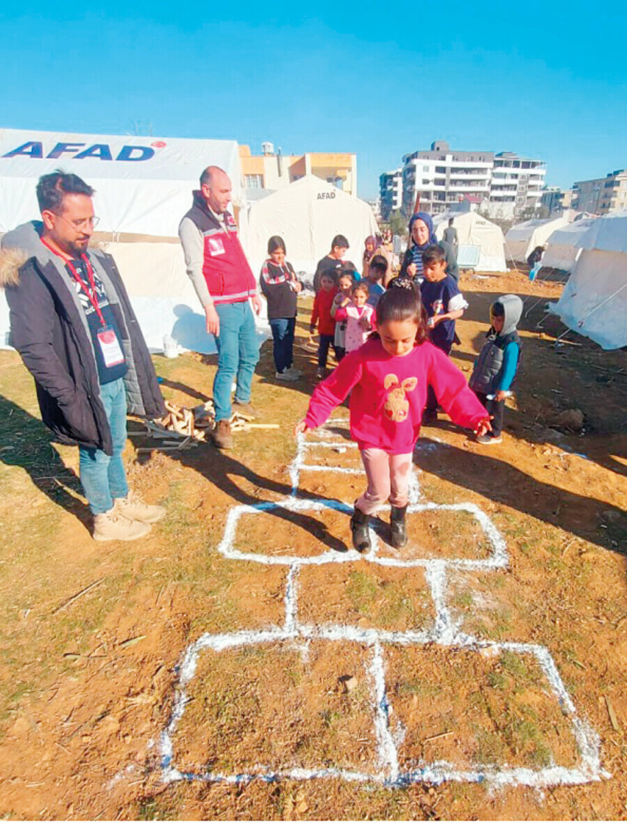 Afet bölgesinde Hababam Sınıfı repliği: Okul her yerdir