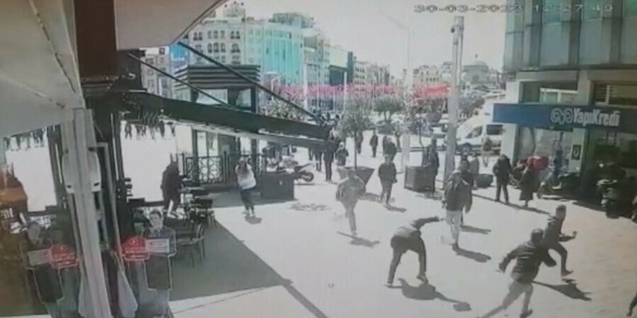 Taksim'de turist kadına kapkaç! Esnaf çay bardağı atıp ve çelme takarak yakaladı Taksim'de turist kadına kapkaç! Esnaf çay bardağı atıp ve çelme takarak yakaladı