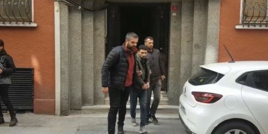Taksim'de turist kadına kapkaç! Esnaf çay bardağı atıp ve çelme takarak yakaladı Taksim'de turist kadına kapkaç! Esnaf çay bardağı atıp ve çelme takarak yakaladı