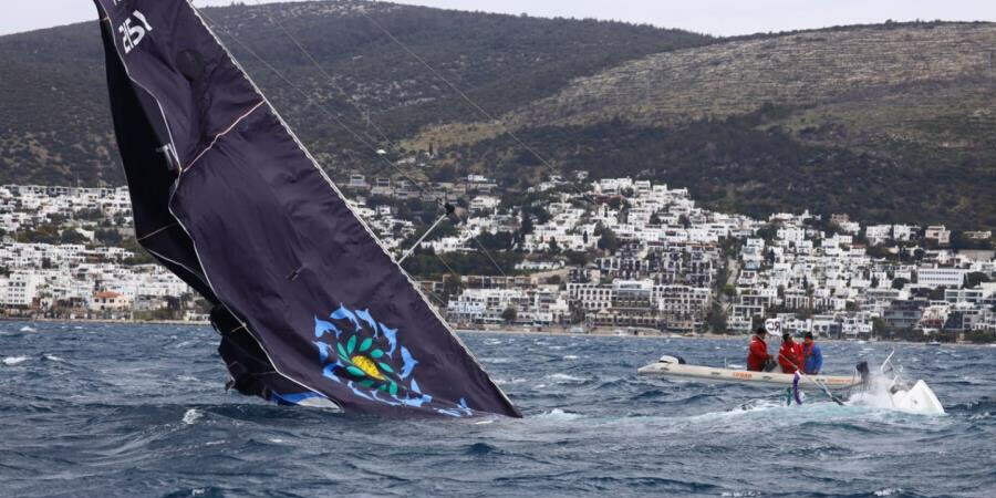 Yelken yarışlarında tekneler çarpıştı: Sporcular denize düştü