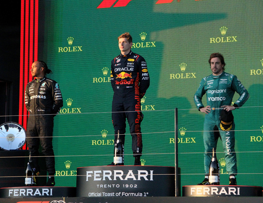 Formula 1'de tarihe geçen yarış! Max Verstappen kazandı ama yürekler ağza geldi Formula 1'de tarihe geçen yarış! Max Verstappen kazandı ama yürekler ağza geldi
