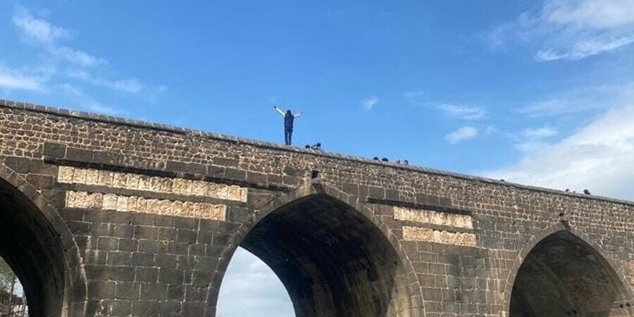 Tarihi Ongözlü Köprü’de akılalmaz olay! Bir genç canını hiçe sayarak halay oynadı