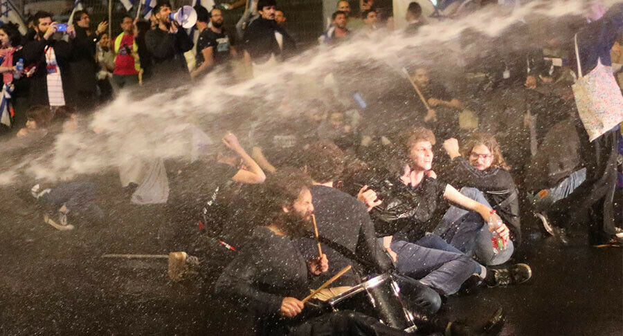 İsrail'de protestolar 13'üncü haftasında: 'Tehlike henüz geçmedi' İsrail'de protestolar 13'üncü haftasında: 'Tehlike henüz geçmedi'