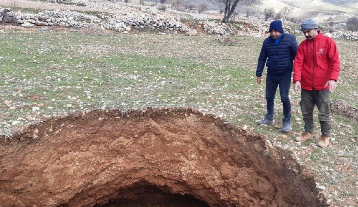 Vatandaşlar tedirgin... Depremden sonra ortaya çıktı: Derinlikleri 10 metreyi buluyor!