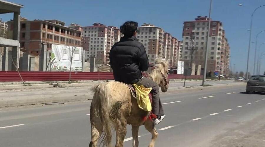 Depremzede genç atıyla birlikte kanser hastası annesinin eli ayağı oluyor Depremzede genç atıyla birlikte kanser hastası annesinin eli ayağı oluyor