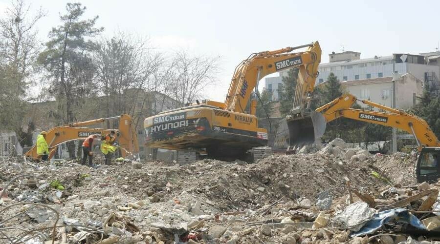 Diyarbakır’da 89 kişiye mezar olmuştu… Galeria İş Merkezinden 12 bin ton moloz çıkartıldı Diyarbakır’da 89 kişiye mezar olmuştu… Galeria İş Merkezinden 12 bin ton moloz çıkartıldı