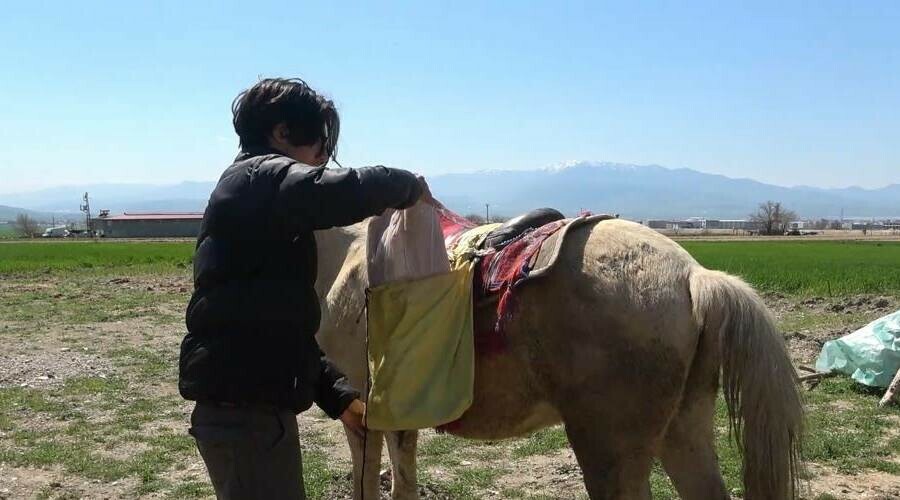 Depremzede genç atıyla birlikte kanser hastası annesinin eli ayağı oluyor Depremzede genç atıyla birlikte kanser hastası annesinin eli ayağı oluyor