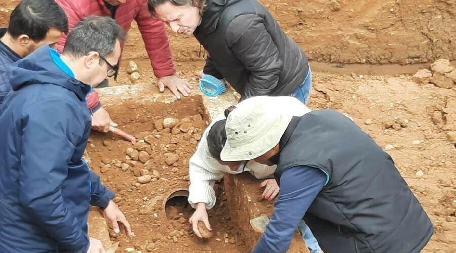 İnşaat temeli kazarken tesadüfen buldular… Roma dönemine ait lahitten 3 küp çıktı! İnşaat temeli kazarken tesadüfen buldular… Roma dönemine ait lahitten 3 küp çıktı!
