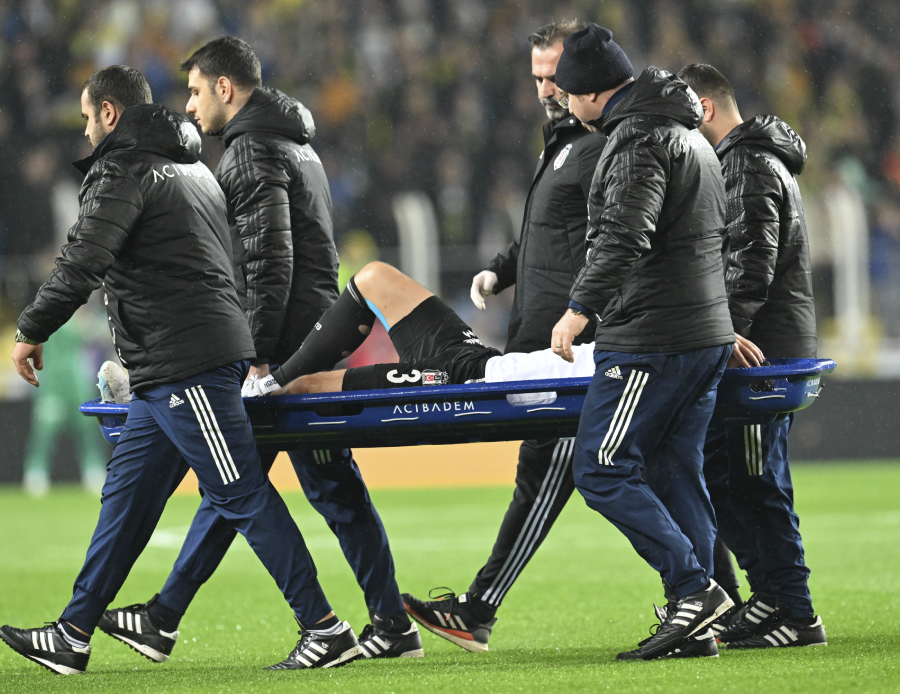 Beşiktaş, Tayyip Talha Sanuç'tan gelen haberle yıkıldı! Milli oyuncu uzun süre forma giyemeyecek Beşiktaş, Tayyip Talha Sanuç'tan gelen haberle yıkıldı! Milli oyuncu uzun süre forma giyemeyecek