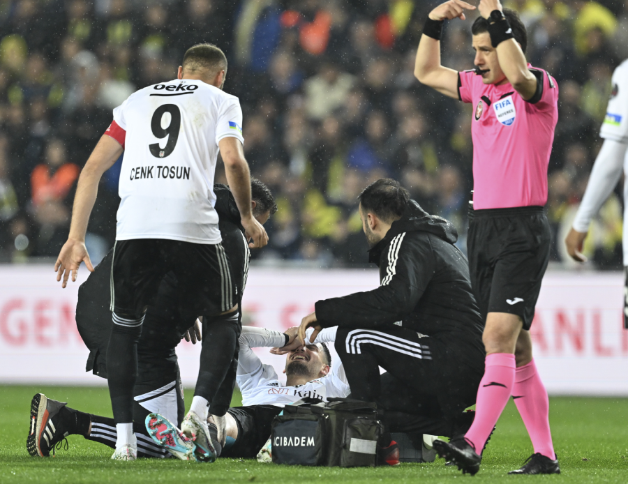 Beşiktaş, Tayyip Talha Sanuç'tan gelen haberle yıkıldı! Milli oyuncu uzun süre forma giyemeyecek Beşiktaş, Tayyip Talha Sanuç'tan gelen haberle yıkıldı! Milli oyuncu uzun süre forma giyemeyecek