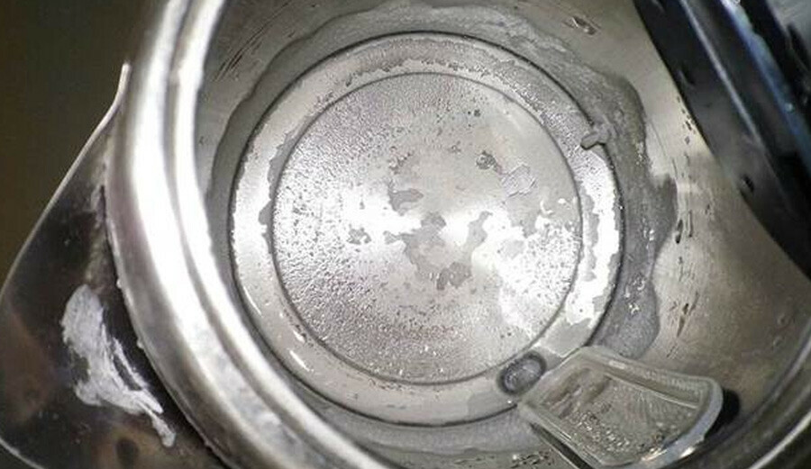 Titiz ev hanımlarının sırrı… Kararan çaydanlıkları ayna gibi yapıyor