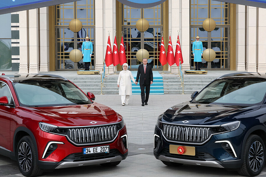 İlk Togg Cumhurbaşkanı Erdoğan'a: Yerli otomobil artık yollarda işte tarihi kareler İlk Togg Cumhurbaşkanı Erdoğan'a: Yerli otomobil artık yollarda işte tarihi kareler