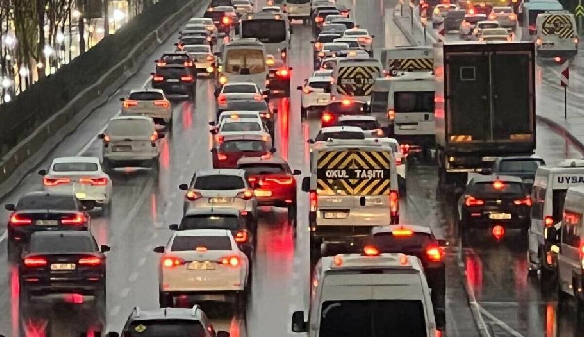 İstanbul’da yağmur trafiği: Haftanın ilk iş gününde yoğunluk yaşanıyor