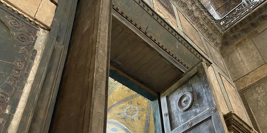 Ayasofya-i Kebir Camii’nin imparator kapısı cam ile korumaya alındı Ayasofya-i Kebir Camii’nin imparator kapısı cam ile korumaya alındı