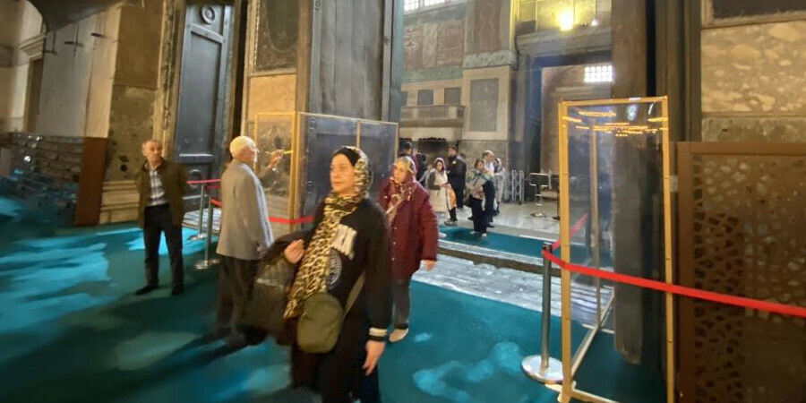 Ayasofya-i Kebir Camii’nin imparator kapısı cam ile korumaya alındı Ayasofya-i Kebir Camii’nin imparator kapısı cam ile korumaya alındı