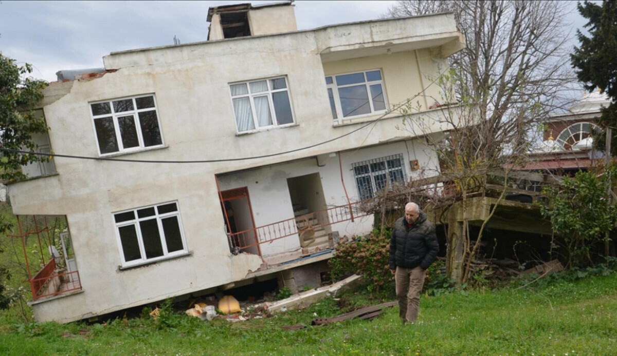 Ordu'da heyelan nedeniyle bir bina yan yattı Ordu'da heyelan nedeniyle bir bina yan yattı