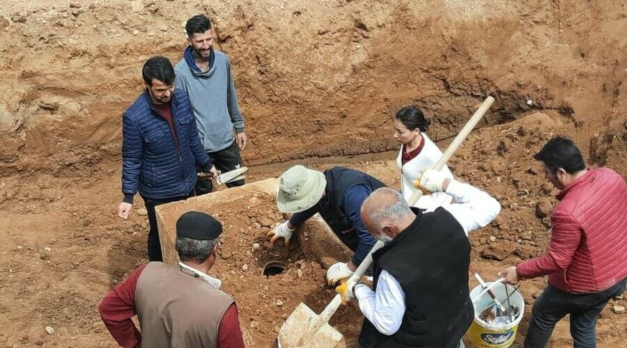 İnşaat temeli kazarken tesadüfen buldular… Roma dönemine ait lahitten 3 küp çıktı! İnşaat temeli kazarken tesadüfen buldular… Roma dönemine ait lahitten 3 küp çıktı!