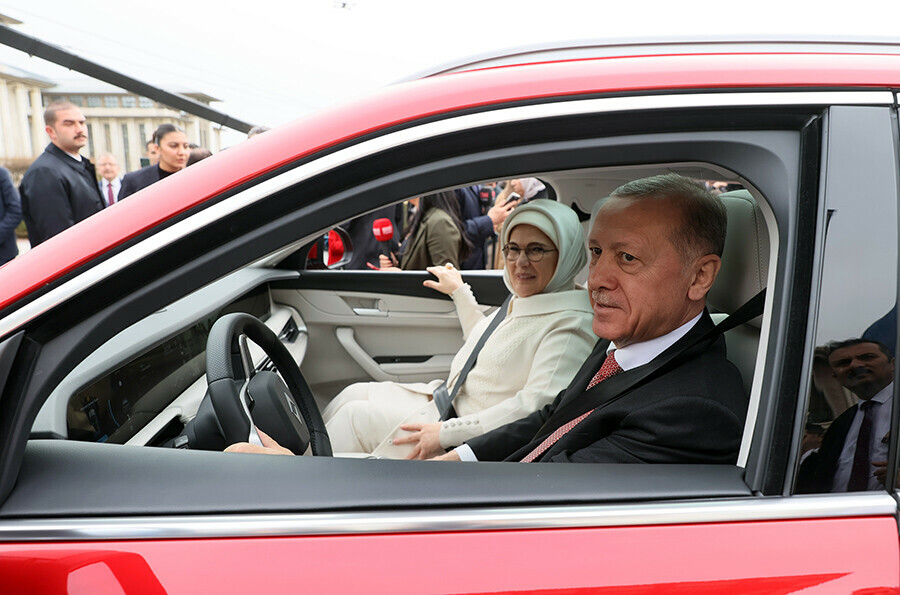 İlk Togg Cumhurbaşkanı Erdoğan'a: Yerli otomobil artık yollarda işte tarihi kareler İlk Togg Cumhurbaşkanı Erdoğan'a: Yerli otomobil artık yollarda işte tarihi kareler