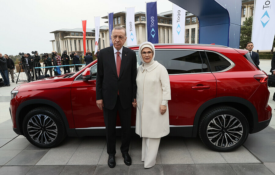 İlk Togg Cumhurbaşkanı Erdoğan'a: Yerli otomobil artık yollarda işte tarihi kareler İlk Togg Cumhurbaşkanı Erdoğan'a: Yerli otomobil artık yollarda işte tarihi kareler