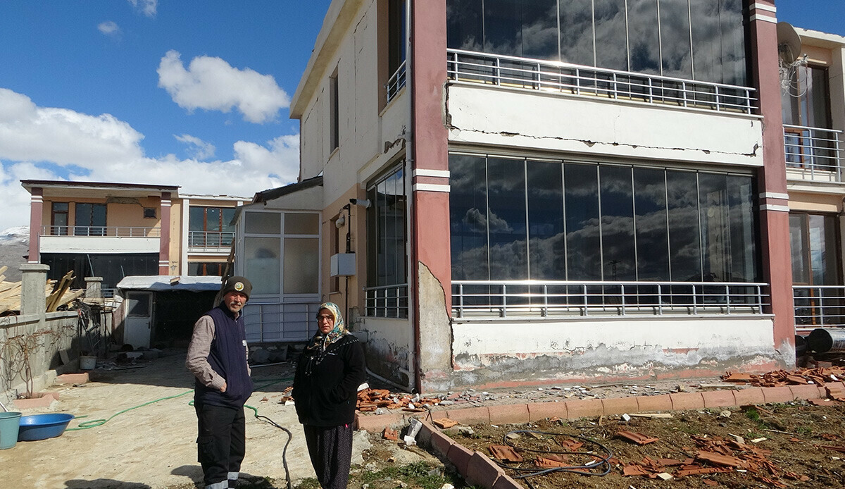 Villadan çadıra uzanan hikaye: 4 milyon liraya satılıyorlardı, hepsi oturulamaz durumda Villadan çadıra uzanan hikaye: 4 milyon liraya satılıyorlardı, hepsi oturulamaz durumda