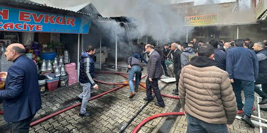 Van’da Büyük Halk Pazarı'nda yangın! 2 saatte kontrol altına alındı Van’da Büyük Halk Pazarı'nda yangın! 2 saatte kontrol altına alındı