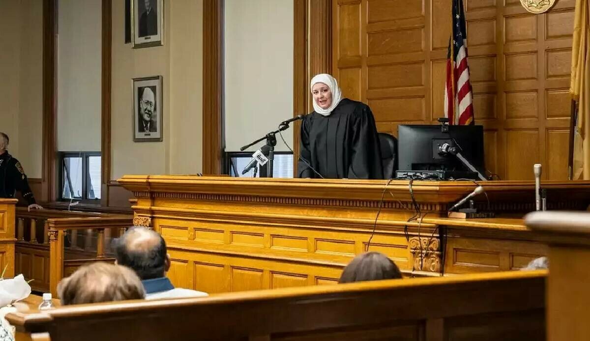 Eyalet tarihinde bir ilk! New Jersey'in başörtülü hakimi ilk duruşmasına girdi Eyalet tarihinde bir ilk! New Jersey'in başörtülü hakimi ilk duruşmasına girdi